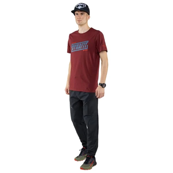 T-shirts DYNAFIT GRAPHIC CO M S/S TEE SYRAH/TABLOID 23 Rouge 4 T-shirts DYNAFIT GRAPHIC CO M S/S TEE SYRAH/TABLOID 23 Rouge – Image 2