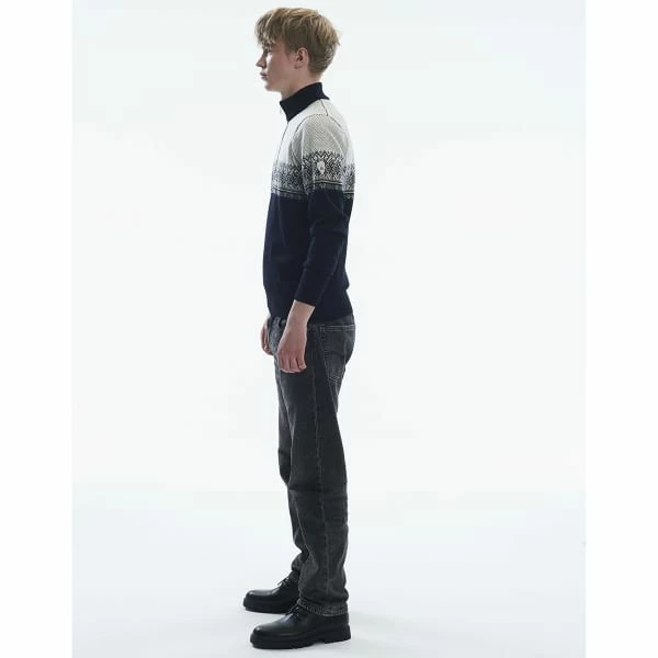 Pulls DALE OF NORWAY HOVDEN M SWEATER BLACK LIGHTCHARCOAL SMOKE 23 Blanc / Noir 7 Pulls DALE OF NORWAY HOVDEN M SWEATER BLACK LIGHTCHARCOAL SMOKE 23 Blanc / Noir – Image 5